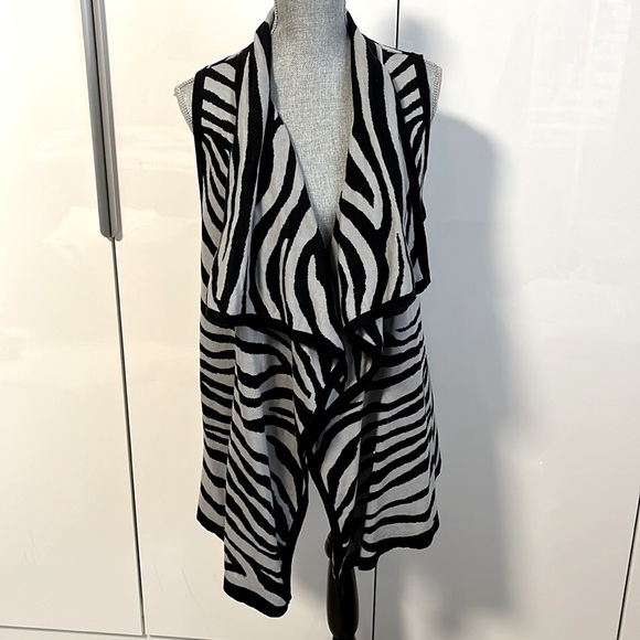 AUGUST SILK Drape Open Sleeveless Vest Animal Print, Size S - Picture 7 of 10